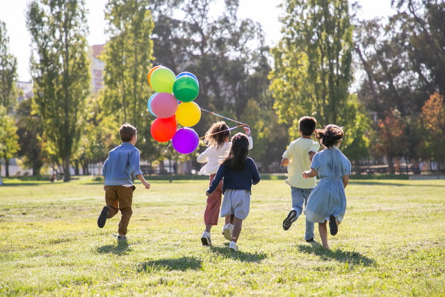 風船で遊ぶ少年少女