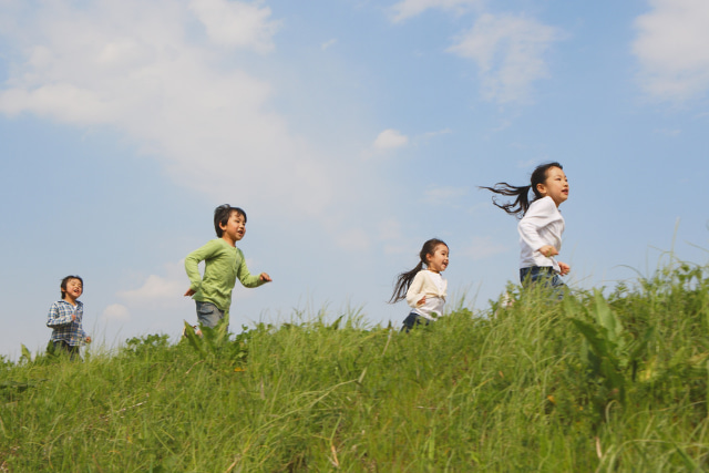 駆け回る子どもたち