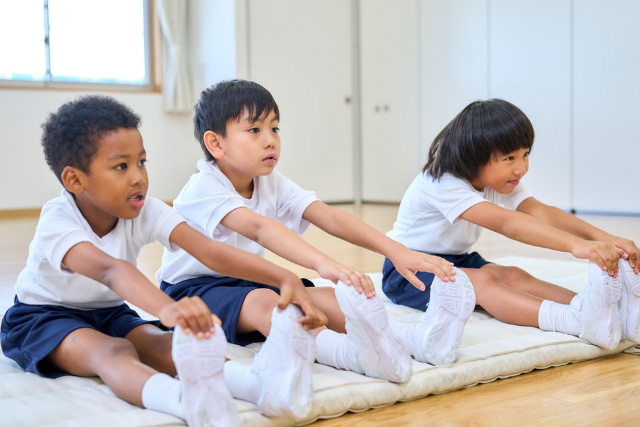 ストレッチをしている子どもたち