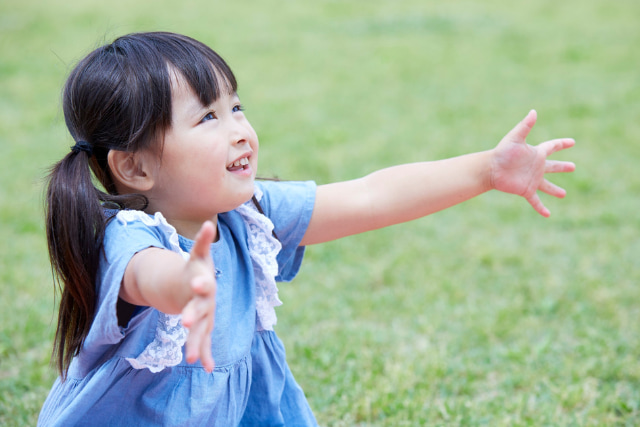 手を広げる少女