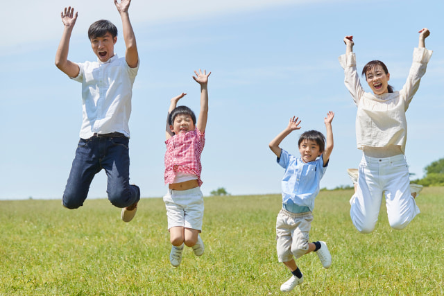 ジャンプする親子