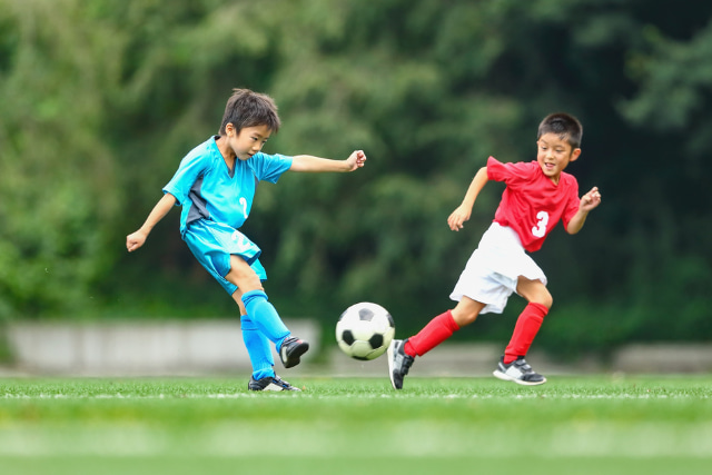 サッカーをする少年たち