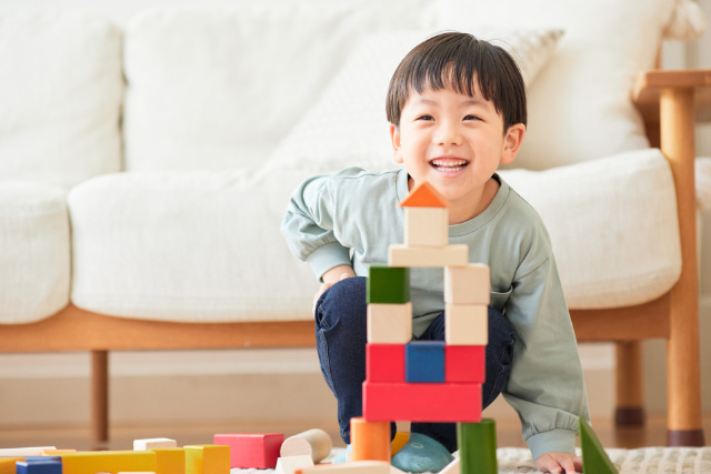 積み木をしている子ども