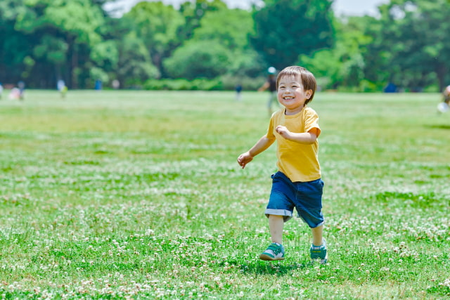芝生を駆け回る子ども