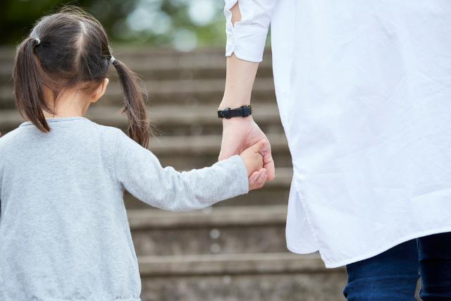 手を繋ぐ家族