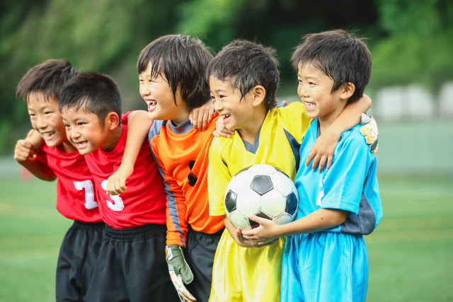 サッカーをする子どもたち
