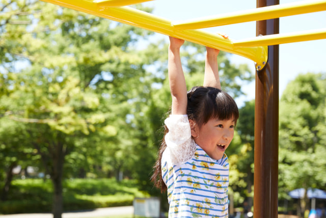 雲梯で遊ぶこども