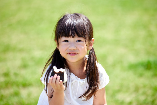 おにぎりを食べている女の子