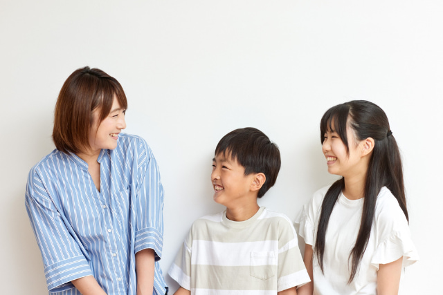 二人の子どもと大人