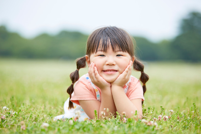芝生と女の子