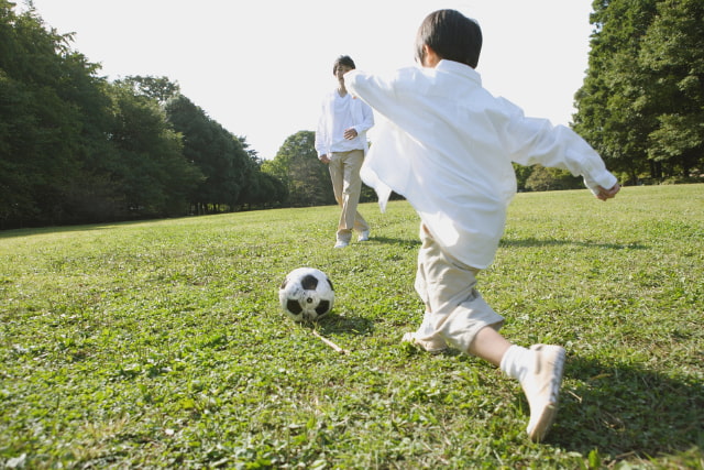 サッカーをする子ども
