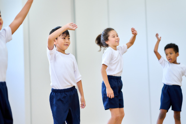 体操している子ども