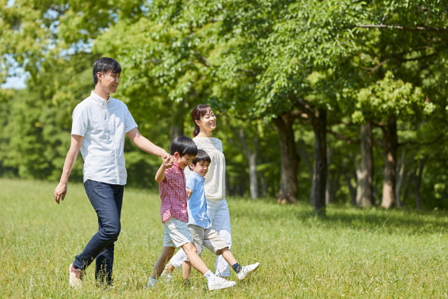 歩いている家族
