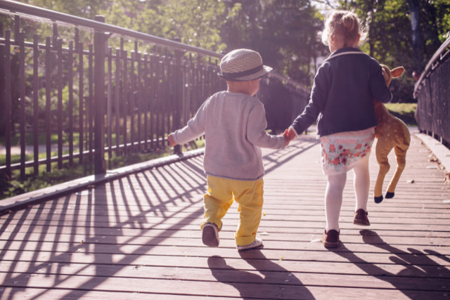 手を繋いで歩く子ども