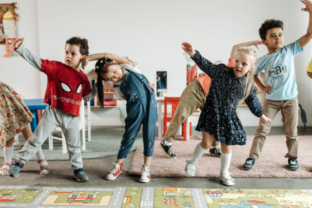 運動している子どもたち