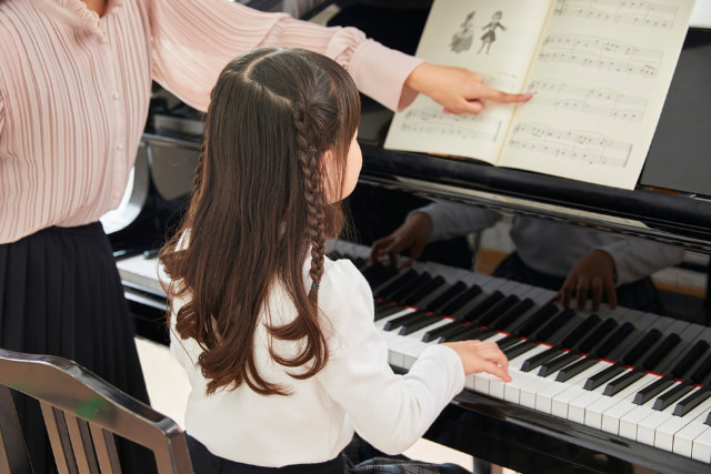 ピアノを弾く女の子