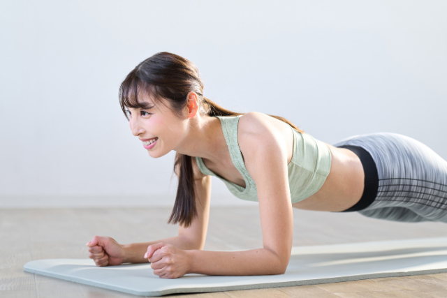 体幹トレーニングをしている女性