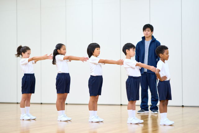 並んでいる子供