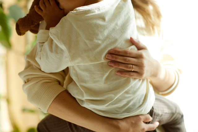 子どもを抱いている母親