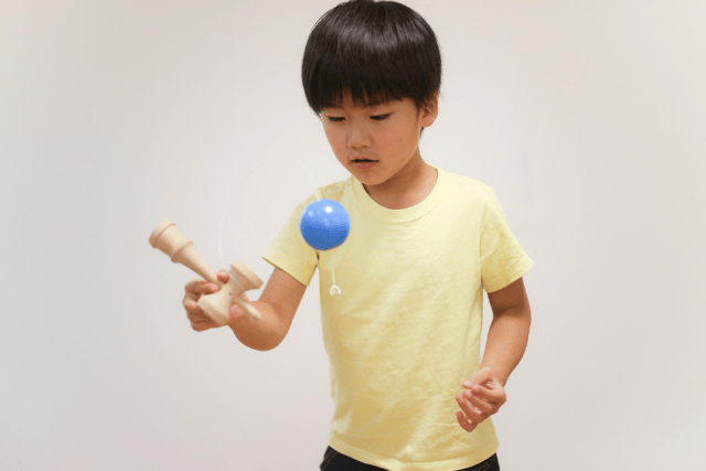 けん玉をする子ども