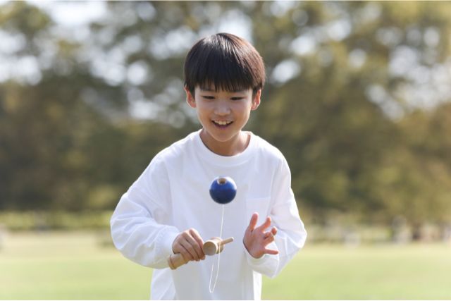 けん玉で遊ぶ子ども