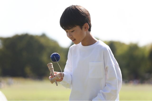 けん玉で遊ぶ子ども