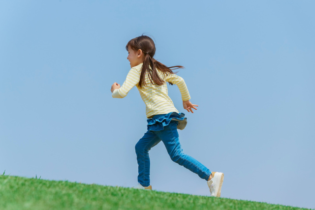 芝生を走る少女