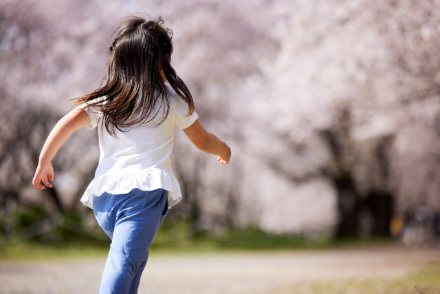 桜並木を走る少女