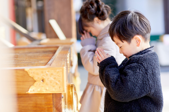 拝んでいる子ども